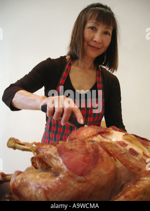 Frau einen Truthahn schnitzen Stockfoto