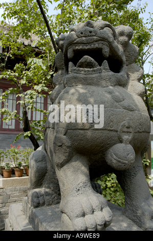 China Shanxi Yungang Shiku Höhlen in der Nähe von Datong Drachenstatue am Eingang Stockfoto