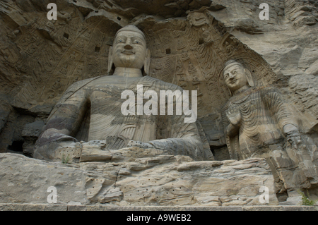 China Shanxi Yungang Shiku Höhlen in der Nähe von Datong zwei Riesen-Buddha-Statuen im Inneren einer Grotte gehauen Stockfoto