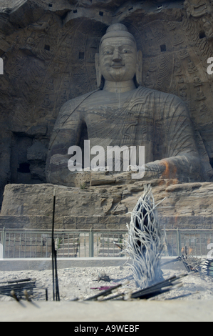 China Shanxi Yungang Shiku Höhlen in der Nähe von Datong geschnitzt eine riesige Buddha-Statue in einer Grotte und Rauchen Weihrauch Stockfoto