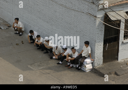 Restaurant-Arbeiter Pause draußen, Datong, Shanxi, China. Stockfoto