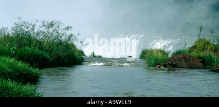 Überschrift über den Rand der Iguaçu-Wasserfälle, Argentinien Stockfoto