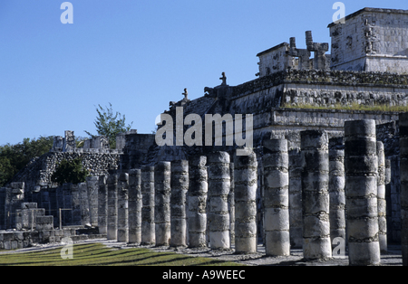Chichén Itzá: Die Gruppe der Tausend Säulen und der Chac Mool Tempel, Yucatan, Mexiko Stockfoto