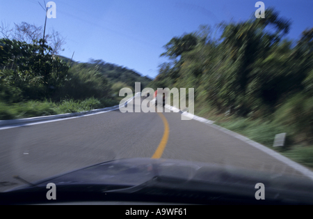 Mexico Chiapas Stand in einem Beschleunigung Auto auf einer Straße mit einer gelben Mittellinie in der Nähe von palenque Stockfoto