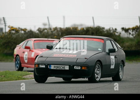 Porsche 924 racing in irischen Porsche Meisterschaft bei 500 MRCI Rennveranstaltung Kirkistown Schaltung County Down Northern Ireland Stockfoto