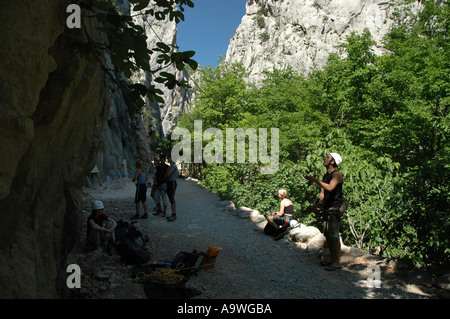 Freeclimbing-Szene in Paklenica Nationalpark Velebit Gebirge Kalkstein Felsen Kroatien Stockfoto