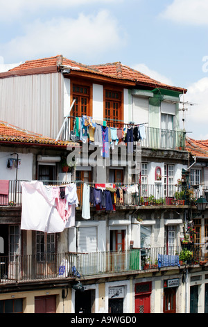 Blick über Porto Portugal von Häusern mit Waschen Trocknen auf Balkone Stockfoto