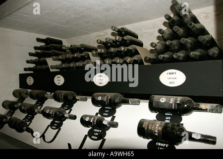 Flaschen von Vintage Portwein reifen in den Kellern Croft in Porto Portugal Stockfoto