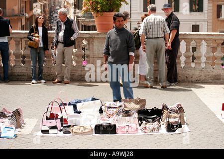 Gefälschte Designer-Taschen zum Verkauf auf der spanischen Treppe in Rom Italien Stockfoto