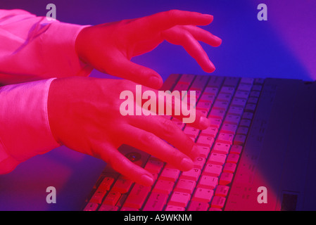 LAPTOP-NOTEBOOK-COMPUTER-TASTATUR MIT FRAUENHAND EINGEBEN Stockfoto