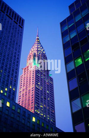 Das Chrysler Building, New York City, von der Straße aus gesehen, beleuchtet in der Dämmerung. Art déco-Architektur im Bürogebäude von Midtown Manhattan. USA Stockfoto