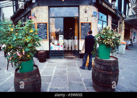 France Paris Restaurant im Viertel Marais hungriger Tourist, der von der Straße aus auf die Speisekarte schaut. Touristenattraktion Stockfoto