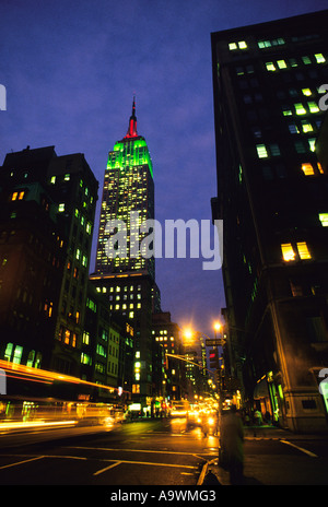 New York City NYC das Empire State Building bei Sonnenuntergang von der 32nd Street Fifth Avenue USA Stockfoto