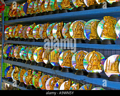 Schaustücke, kleine Statuen der Hindu Lords Radha-Krishna, Mahalaxmi, Ganapati, Saraswati, Saibaba eingefügt auf Computer Cds Stockfoto