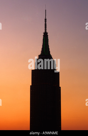 Empire State Building Turm bei Sonnenuntergang Silhouette gegen Abendhimmel New York City. Art déco-Architektur. Wolkenkratzer mit historischem Wahrzeichen. USA Stockfoto