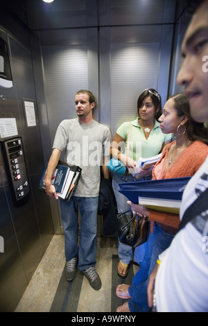 Studenten stehen in einem Aufzug Stockfoto