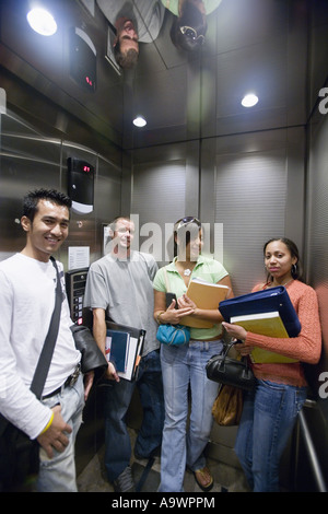 Studenten stehen in einem Aufzug Stockfoto