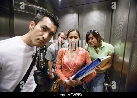 College-Studenten mit Blick vom Aufzug Stockfoto