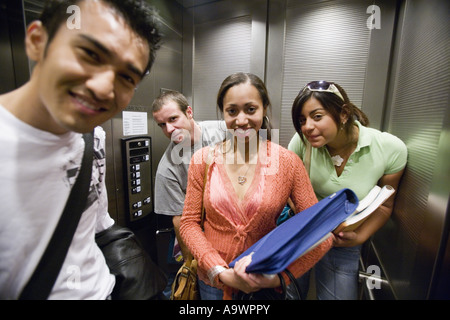 College-Studenten mit Blick vom Aufzug Stockfoto