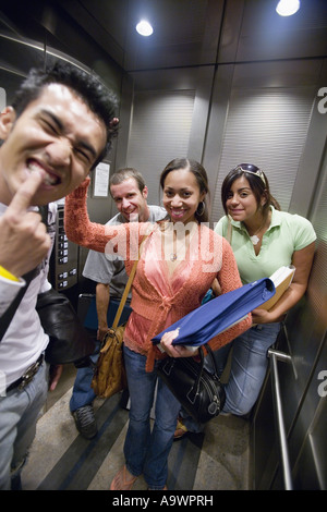 Studenten im Aufzug lustige Grimassen Stockfoto