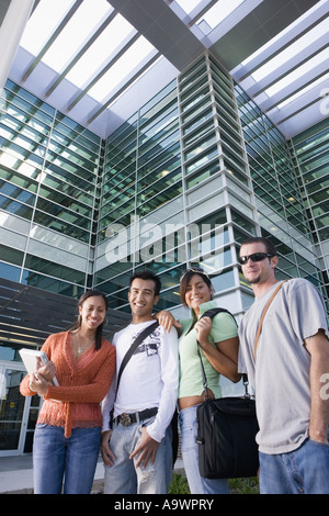 College-Studenten stehen vor einem Gebäude Stockfoto