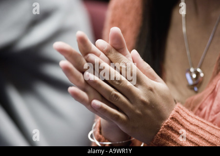 Nahaufnahme der Hände klatschten Stockfoto