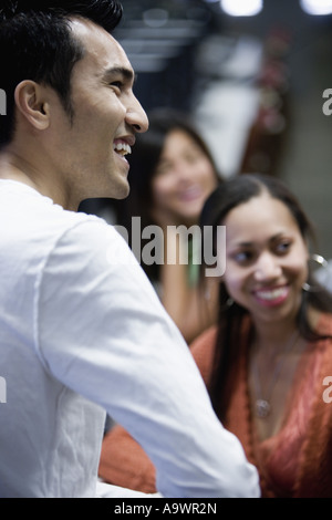 Seitenansicht eines jungen Mannes mit Freunden Stockfoto