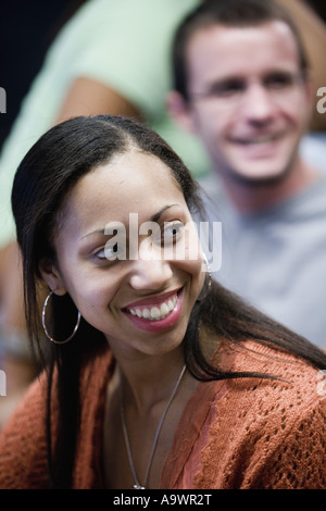 Eine lächelnde junge Frau in Nahaufnahme Stockfoto