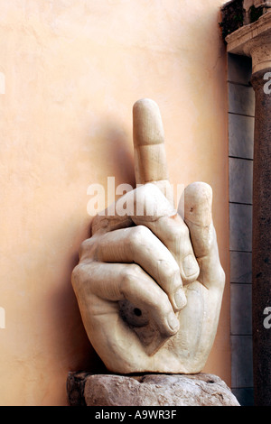 Fragment der riesigen Statue von Konstantin im Innenhof des Palazzo dei Conservatori in Rom Italien Stockfoto