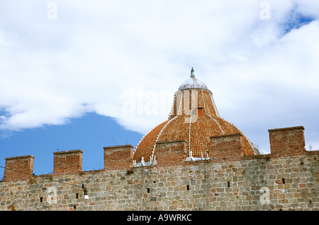 Italien, Toskana, Dach des Baptisteriums hinter Mauer, Pisa, Wunder Platz, niedrigen Winkel Ansicht Stockfoto