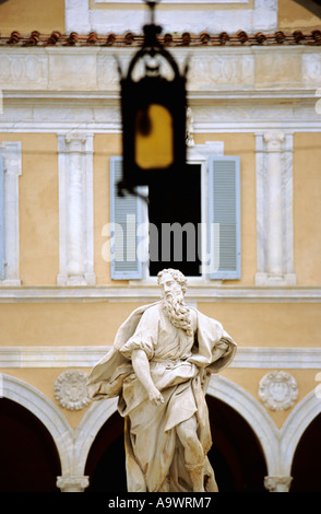 Italien, Toskana, Statue vor Renaissance Gebäude, Pisa Toskana Toscana Stockfoto