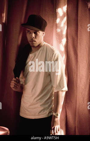 Porträt des jungen Mannes in Hip-Hop-Mode Stockfoto