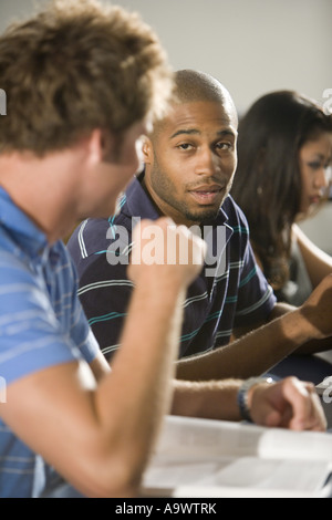 Studenten im Gespräch im Klassenzimmer Stockfoto