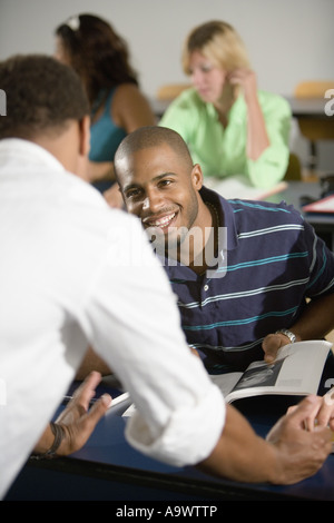 Lehrer im Gespräch mit Studenten im Klassenzimmer Stockfoto
