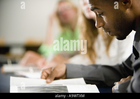 Nahaufnahme eines Studenten lesen Stockfoto