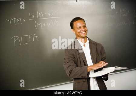 Lehrer vor Kreide Board Unterricht im Klassenzimmer Stockfoto