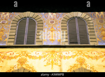 Italien, Toskana, Arezzo Stadtpalast, verzierte Gebäude mit Fensterläden, Arezzo, niedrigen Winkel Ansicht Stockfoto