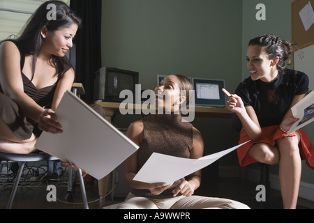 Unternehmerinnen, die im Büro arbeiten Stockfoto