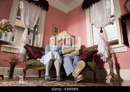 Älteres Paar sitzt auf dem Sofa im Wohnzimmer Stockfoto