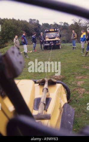 Camel Trophy Landrover mit Hilfe einer Winde, Praxis-Recovery-Techniken Stockfoto