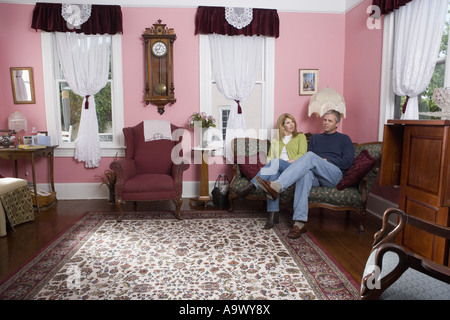 Älteres paar sitzen auf einem Sofa im Wohnzimmer Stockfoto