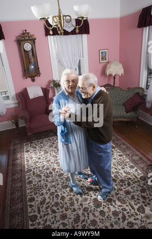 Älteres paar tanzen im Wohnzimmer Stockfoto