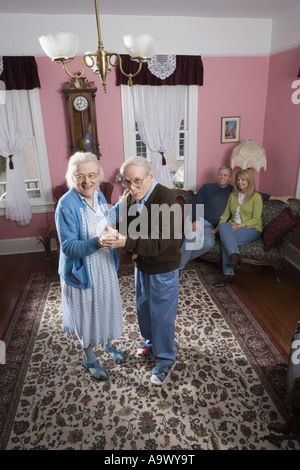 Älteres paar tanzen im Wohnzimmer Stockfoto