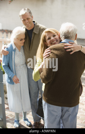 Frau umarmt senior woman beim Mann und ältere Frau zu sehen Stockfoto