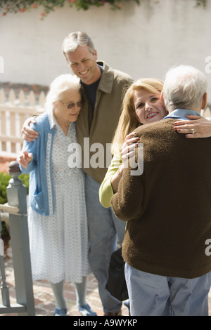 Frau umarmt senior woman beim Mann und ältere Frau zu sehen Stockfoto