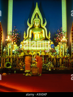 BUDDHISTISCHE MÖNCHE BETEN WAT BENCHAMABOPHIT MARMOR TEMPEL BANGKOK THAILAND Stockfoto