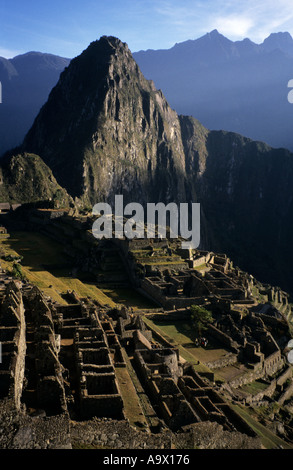 Klassische Ansicht der zerstörten 'Lost City of the Incas' mit dem Wayna Picchu Gipfel im Hintergrund. Machu Picchu, Peru. Stockfoto