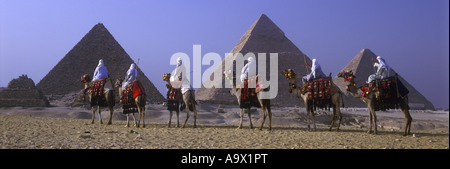KAMEL-KARAWANE GROßEN PYRAMIDEN GIZEH RUINEN KAIRO ÄGYPTEN Stockfoto