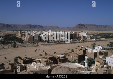 Shibam Wadi Hadramaut Jemen Schlamm Wolkenkratzer Backsteinhäuser und Stadtmauern Stockfoto