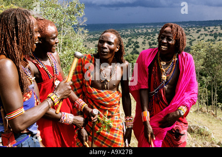 Lolgorian, Kenia. Siria Maasai Manyatta; vier Moran Krieger stehend auf einem Hügel reden und lachen. Stockfoto